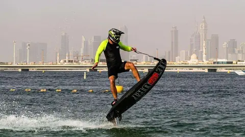Un deportista en una playa de Dubai. (Fuente externa)