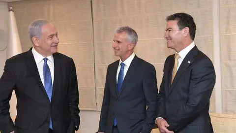 De izquierda a derecha, Benjamin Netanyahu, Yossi Cohen y Daviud Barnea en la ceremonia de este lunes, 31 de mayo de 2021. (Kobi Gideon / GPO)