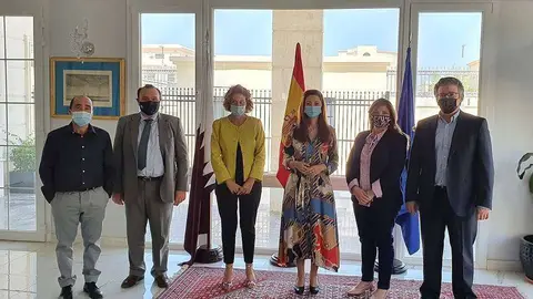 De izquierda a derecha, Antonio Gallego, responsable de Visas de la Embajada; Juan José García, secretario del CREQ; Teresa Fernández, miembro del CREQ; Belén Alfaro, embajadora; Nerea Agúndez, presidenta del CREQ; y Manuel Santos, miembro del CREQ.