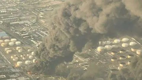 Humo tras el incendio en la refinería de Teherán. (Twitter)