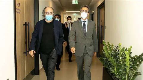 El profesor José Ignacio Latorre -izquierda-, junto al embajador de España en EAU, Antonio Álvarez Barthe. (@EmbEspEAU)