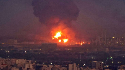 El fuego y el humo cubrieron la capital de Irán.