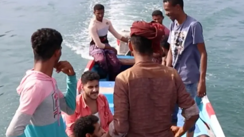 Algunos de los pescadores yemeníes que encontraron el tesoro. (Fuente externa)