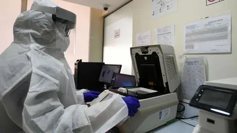 Una técnico analiza pruebas en Abu Dhabi. (Fuente externa)