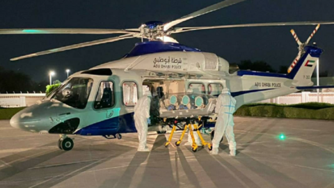 La Policía de Abu Dhabi difundió esta imagen del traslado aéreo del enfermo.