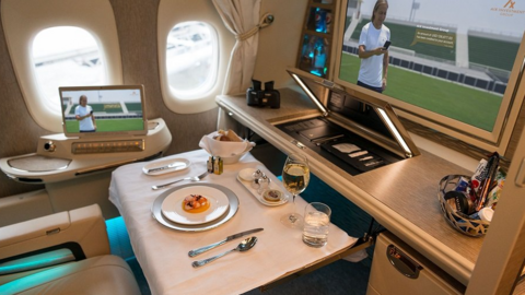 El anuncio de Salgado se reproducirá en los vuelos de Emirates.