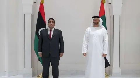 El jeque Mohamed bin Zayed recibió en Abu Dhabi a Mohamed Younis Al-Manfe, presidente del Consejo Presidencial de Libia. (WAM)