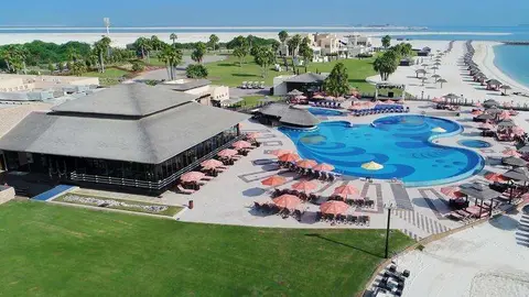 Playa y piscina de Al Maya Island & Resort.