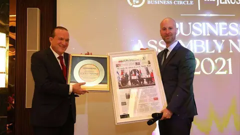 Raphael Nagel -izquierda- recibe el reconocimiento de The Jerusalem Post de manos de Yaakov Katz, editor jefe del periódico israelí. (Cedida)