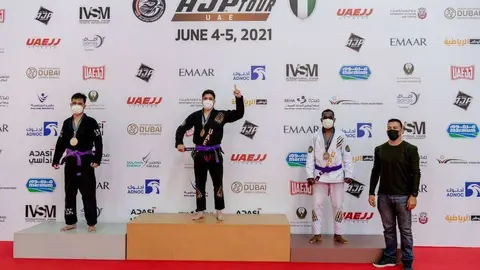 El campeón colombiano con su medalla de oro en Dubai. (Cedida)