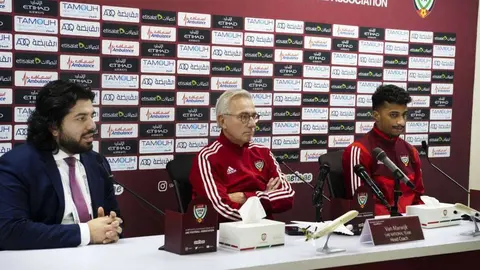 El entrenador de la Selección de Fútbol de EAU en el centro de la imagen. (WAM)