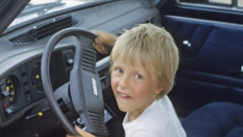 Un menor dentro de un coche. (Fuente externa)