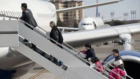 Pasajeros suben a un avión. (pxhere.com)