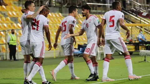 Los futbolistas emiratíes celebran uno de los goles. (WAM)