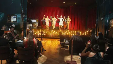 Espectáculo sobre el escenario de La Casa del Tango durante la apertura del establecimiento en Dubai. (EL CORREO)