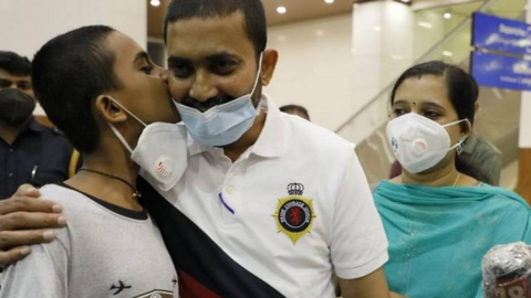 El expatriado junto a sus familiares en la India. (Fuente externa)