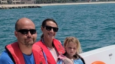 La Policía de Dubai difundió la imagen de la familia en su perfil de Twitter.