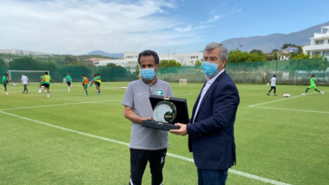 El alcalde recibe, de manos de uno de los representantes de la expedición olímpica, un distintivo de la federación de Arabia Saudita. (Twitter)