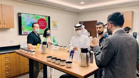 José Bassila explica a los asistentes a la cata en Dubai las características del café guatemalteco. (Cedida)