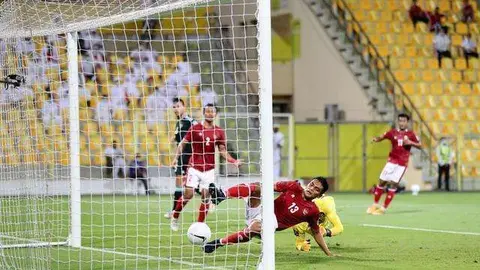 Una imagen del encuentro entre Emirato e Indonesia este viernes en Dubai. (Fuente externa)