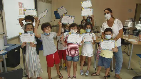 Alumnos de primaria en Dubai junto a su profesora. (EL CORREO)