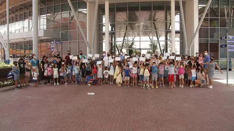 Alumnos, padres y profesores posan en la jornada del fin de curso de El Cole. (EL CORREO)