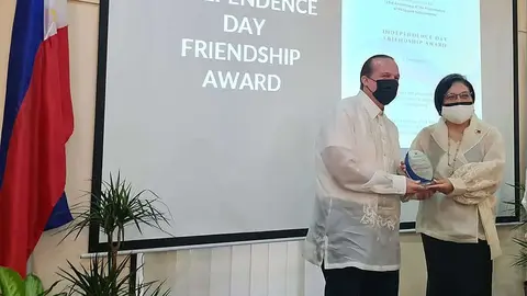 Raphael Nagel recibe la distinción de manos de la embajadora de Filipinas. (Cedida)