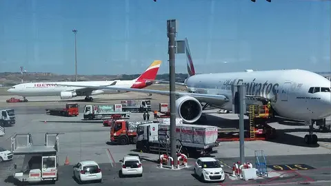 Boeing 777 de Emirates Airline en la Terminal 3 del aeropuerto de Madrid. (EL CORREO)