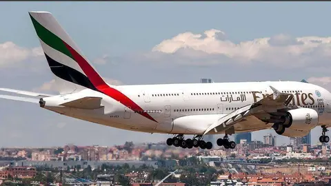 El A380 de Emirates en el aeropuerto de Madrid.