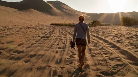 Mujer camina en solitario por el desierto. (pxhere.com)