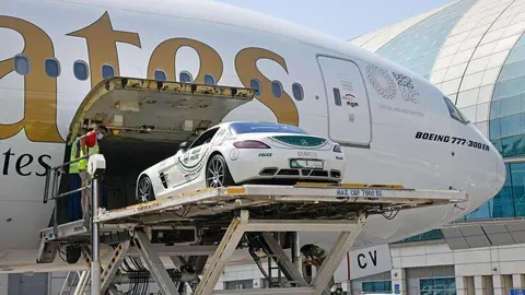 El Dubai Police V8 Mercedes Benz SLS AMG fue trasladado a Milán en Italia por Emirates SkyCargo. (Policía de Dubai)