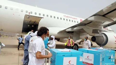 Las vacunas llegaron al aeropuerto de Socotra. (WAM)