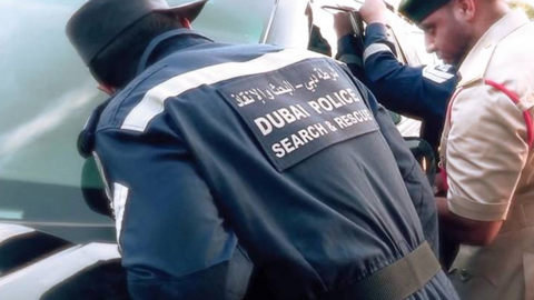 Una imagen del diario Al Bayan del rescate de menores de un coche.