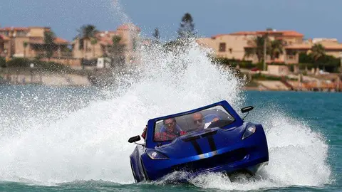 El coche acuático en acción. (Reuters)