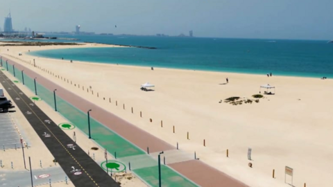 Dubai Media Office difundió imágenes del carril bici en la playa de Jumeirah.
