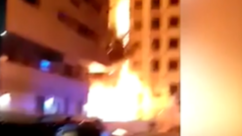 Una imagen de Twitter del incendio en el edificio de Abu Dhabi.