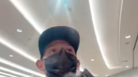 La Liendra a su llegada al Aeropuerto Internacional de Dubai. (Youtube)