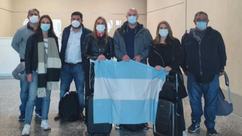 La delegación argentina muy abrigada antes de volar a Dubai. (Fuente externa)