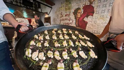 Impresionante paella negra con puntillitas servida en Lola Taberna. (EL CORREO)