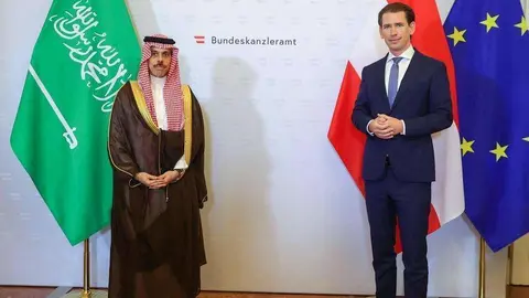 El ministro de Relaciones Exteriores de Arabia Saudita, el príncipe Faisal bin Farhan, con el canciller de Austria, Sebastian Kurz. (SPA)