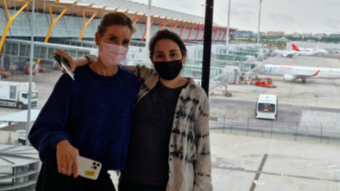 A la derecha de la imagen, la princesa Latifa de Dubai en la T4 del aeropuerto de Madrid. (Instagram)