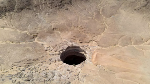 Vista aérea del misterioso pozo de Barhout, Yemen, el 6 de junio de 2021. (AFP)