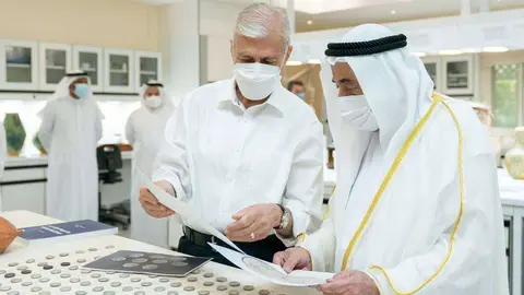 El gobernante de Sharjah ante el tesoro arqueológico hallado en el emirato. (WAM)