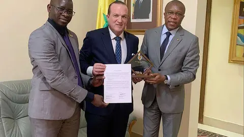 Raphael Nagel -en el centro- recibe de manos del embajador de Senegal en Abu Dhabi -derecha- el reconocimiento como Filántropo Distinguido 2021. (Cedida)