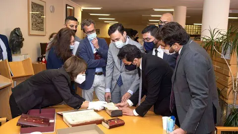La delegación de la Autoridad del Libro de Sharjah, junto a autoridades españolas durante la visita a la Biblioteca Islámica de Madrid. (Cedida)