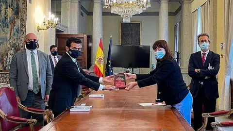 Ahmed bin Rakkad Al Ameri intercambia regalos con Maria José Gálvez en presencia del embajador emiratí en Madrid -izquierda- y del español en Abu Dhabi. (WAM)