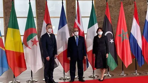 El ministro de Estado de Emiratos Árabes en el centro de la imagen. (WAM)