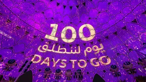 La cúpula de la plaza Al Wasl en la Expo Dubai iluminada. (WAM)