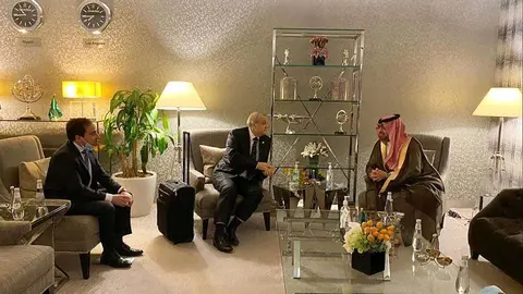 Nelson Chabén -en el centro-, durante la reunión que ha mantenido en el Ministerio de Relaciones Exteriores de Arabia Saudita nada más llegar como nuevo embajador de Uruguay a Riad. (Cedida)