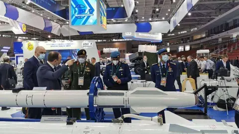 La delegación emiratí en la exposición militar. (WAM)